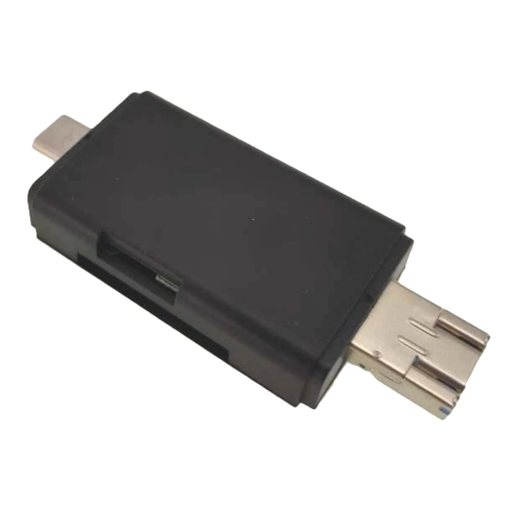 Detalle del lector de tarjetas con puertos USB Tipo-C y micro USB