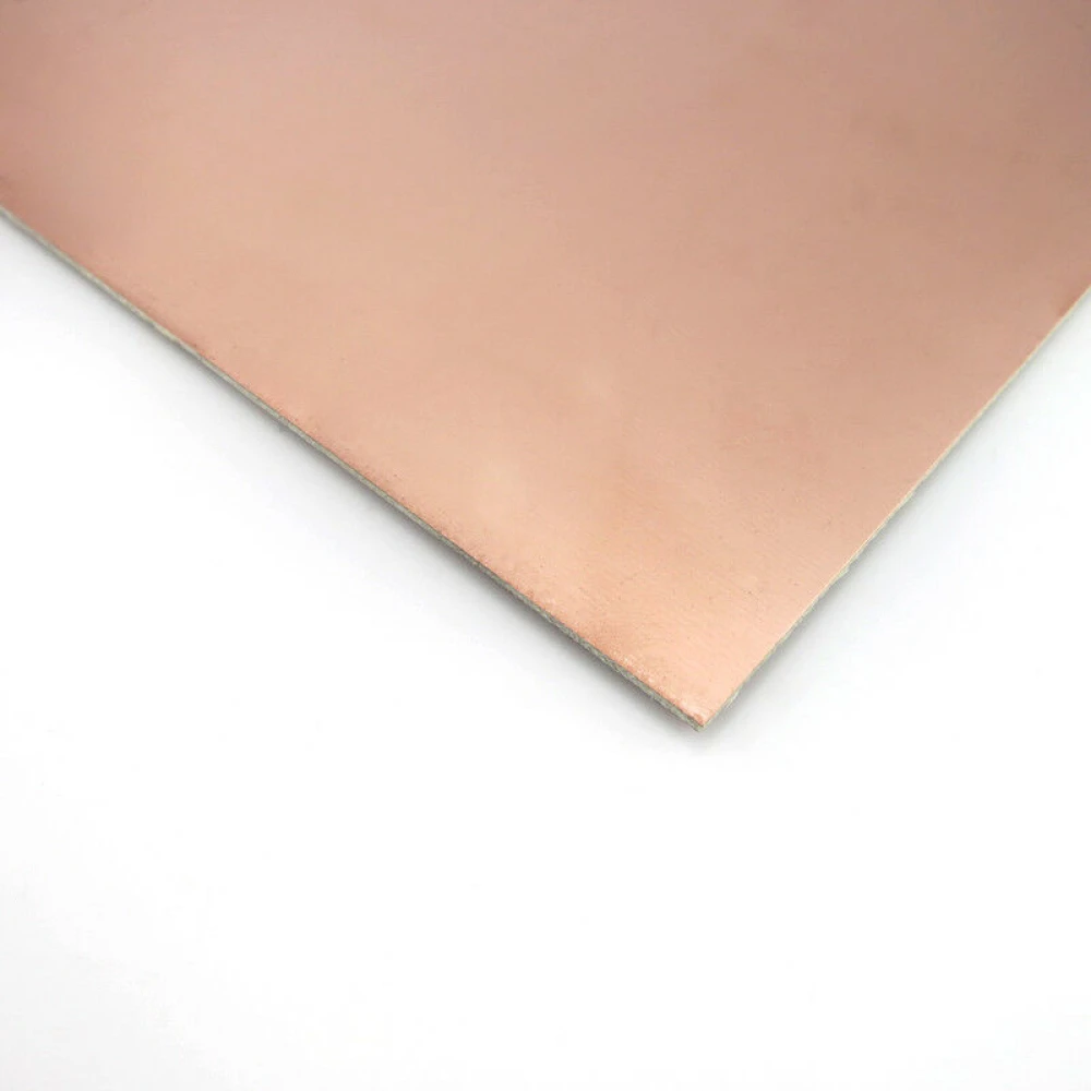 Detalle del revestimiento de cobre en placa PCB 10x15cm
